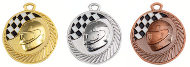 Drei runde Motorsport-Medaillen Aachen 50 mm PK79321 in Gold, Silber und Bronze mit Helm- und Zielflaggen-Design, mit exklusivem Design aus hochwertigem Material.